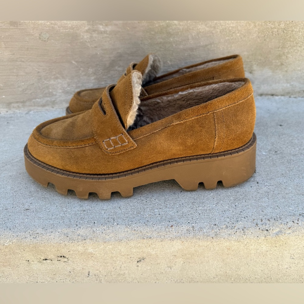 Zara size 7.5 Tan Suede Loafers with sherpa lining